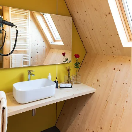 Glamping Alvearium Alturis Farma *